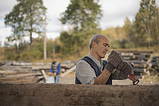 两个男人,工作,木料,院子,一个,工具,金属,块