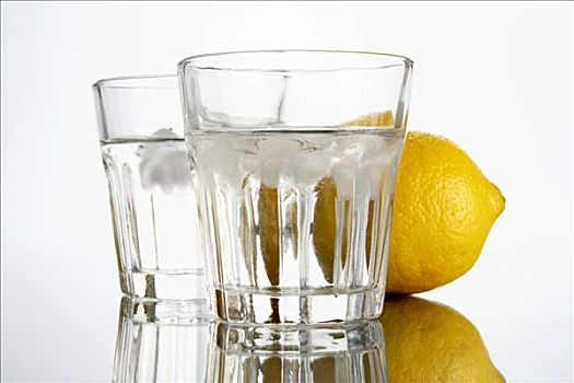 两个,玻璃杯,水,柠檬