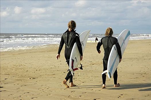 两个,年轻,男人,冲浪板,海滩,荷兰南部,荷兰