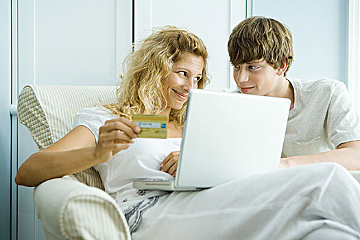 女人,青少年,儿子,使用笔记本,制作,联网,购买,信用卡