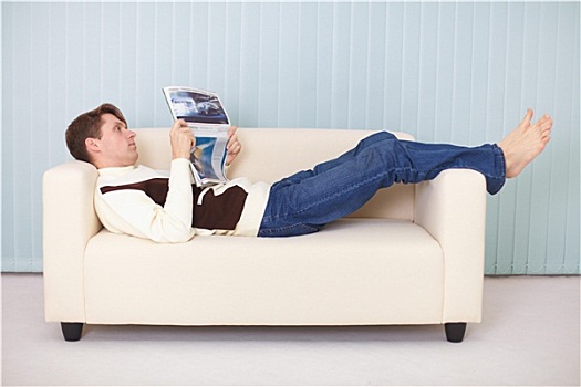 男青年,卧,舒适,沙发,报纸