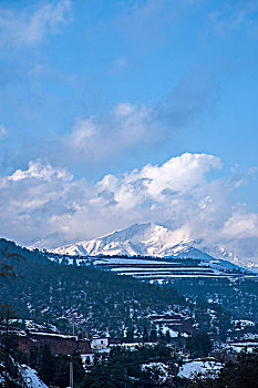 云南东川红土地雪后眺望轿子山