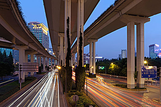 上海成都路的高架桥的夜景