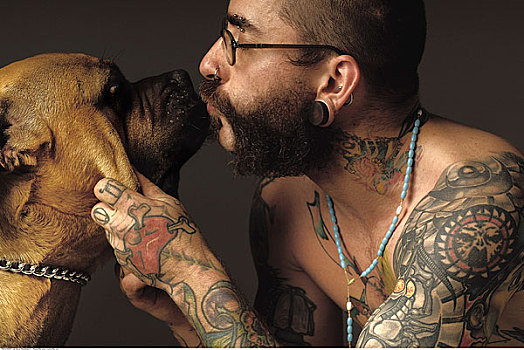 纹身,男人,吻,狗