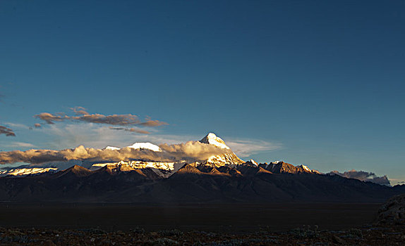 晚霞中的卓木拉日雪山