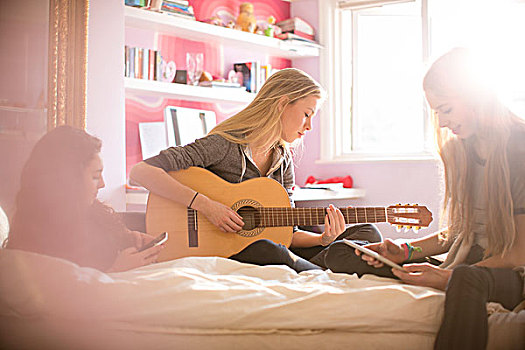 少女,弹吉他,数码,床