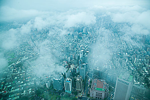 台湾台北市122大厦上眺望云雾中的台北市景