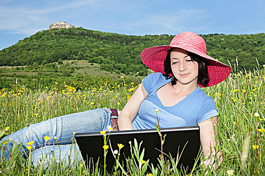 年轻,女人,戴着,红色,帽子,笔记本电脑,草地