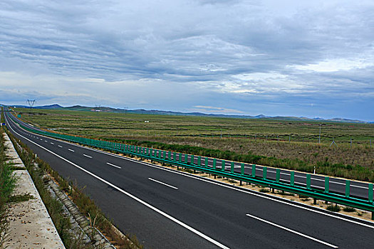 草原上的公路