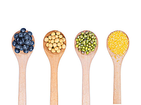 不同的豆类喝谷物,以及枸杞,大枣和玫瑰花苞在一个木勺中