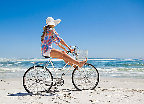 漂亮,悠闲,金发,骑自行车,海滩