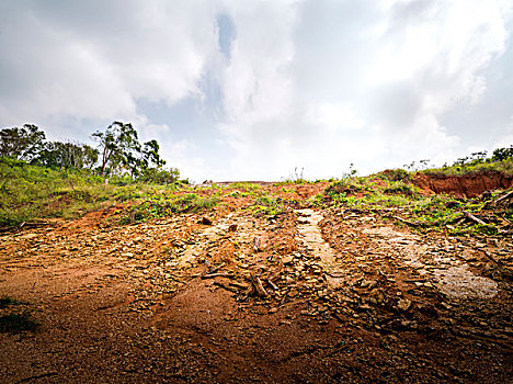 偏远的泥土山路