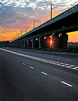 高速列车高架桥下笔直的高速公路