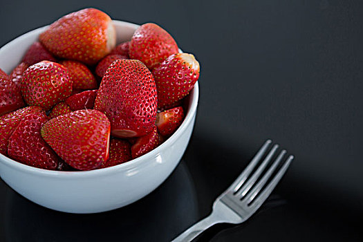 特写,新鲜,草莓,碗,叉子,灰色背景