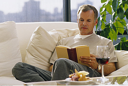 成熟,男人,坐,沙发,读,书本,葡萄酒,奶酪