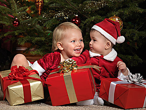 2岁,女孩,老,男孩,分享,礼物,圣诞树