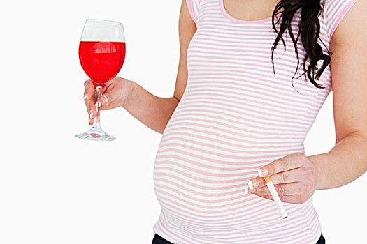 年轻,怀孕,女人,拿着,鸡尾酒,香烟,白色背景