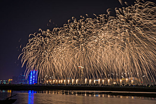 烟花,建筑群,河流,夜景,水,灯,节日