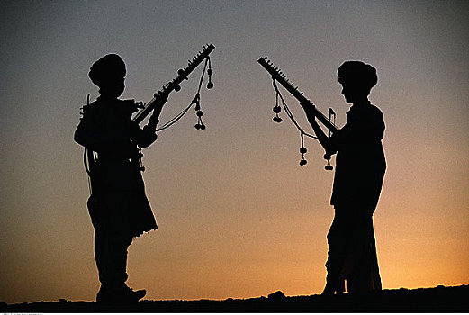 剪影,两个人,演奏,乐器,户外,黄昏,斋沙默尔,拉贾斯坦邦,印度