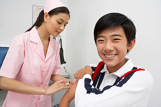 護士給小男孩打針