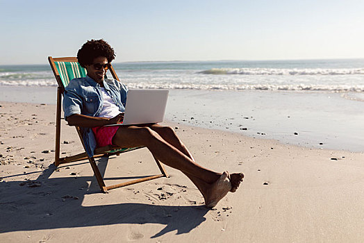 男人,使用笔记本,放松,沙滩椅,海滩