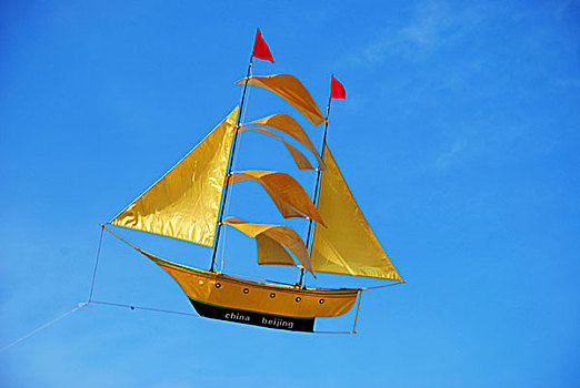 天空中飞翔着的黄色帆船风筝