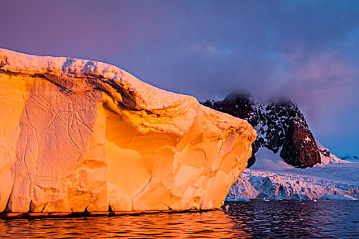 南极,日落,子夜太阳,巨大,冰山,靠近,雷麦瑞海峡