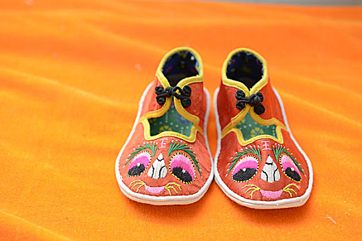 城关镇柳池村妇女制作的手工老虎鞋,陕西咸阳干县