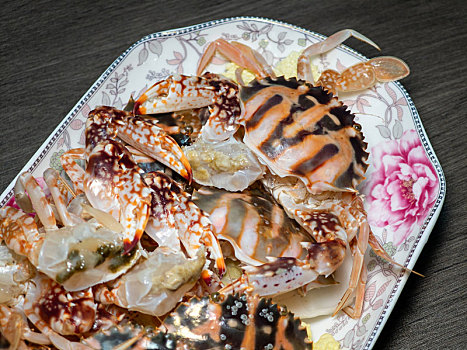 花纹陶瓷碟上的花蟹