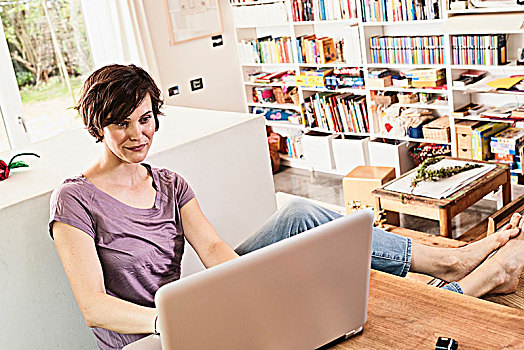 中年,女人,在家,坐,信息技术,桌子,使用笔记本