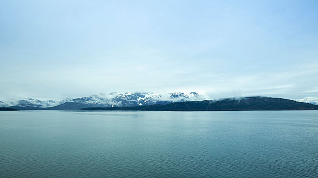 美国阿拉斯加州,冰川湾国家公园,冰河湾上的海岛