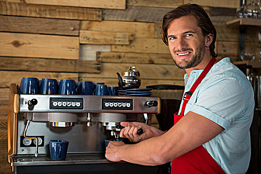 咖啡师,准备,咖啡,机器,咖啡馆,头像,微笑,男性