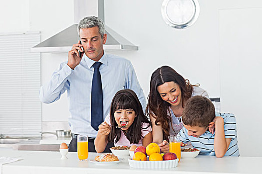 父亲,通话,手机,家庭,吃饭,早餐,厨房,在家