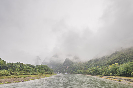 烟雨中的中国桂林漓江山水风光