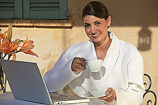 女人,浴袍,咖啡,笔记本电脑