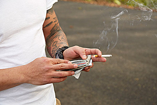 男青年,拿着,皮夹,吸烟,香烟,腰部