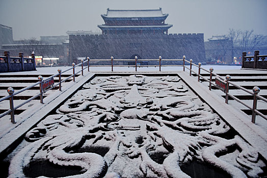 河北宣化古城拱极楼和龙雕雪景