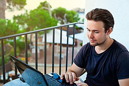 男青年,工作,笔记本电脑,户外,风景