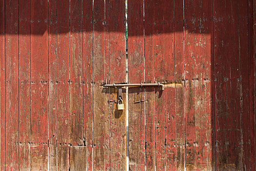 老式传统红色木板门