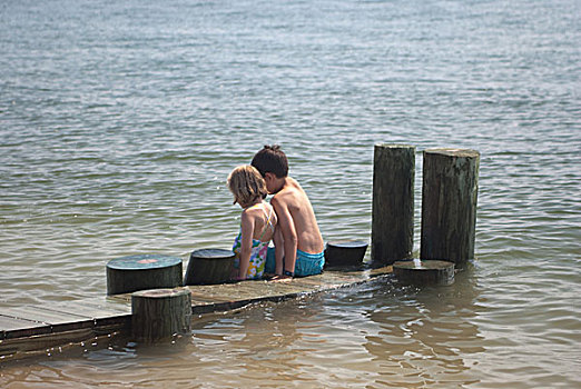男孩,女孩,坐,码头,腿,水中