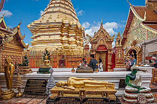 泰国清迈素贴山双龙寺舍利塔边的佛像
