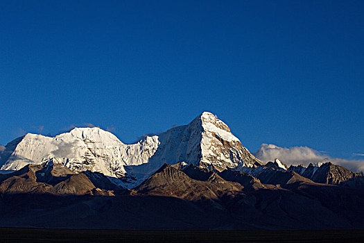 雪山和满月