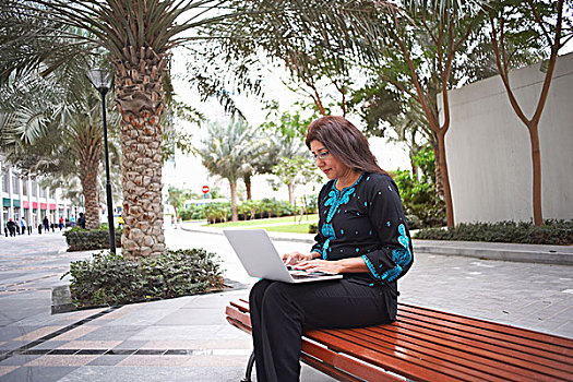 成熟,职业女性,打字,笔记本电脑,公园长椅,迪拜,阿联酋