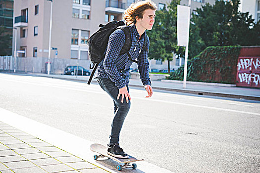 男青年,玩滑板,滑板,人行道