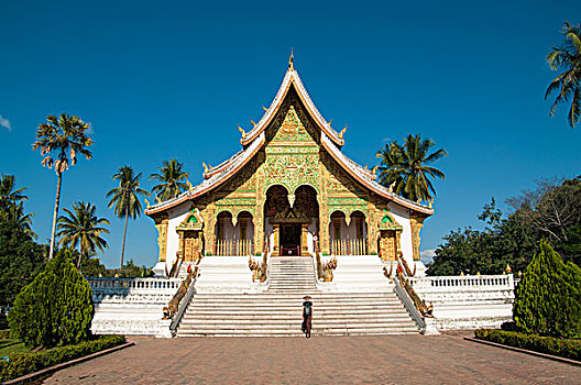 晴空下的东南亚风格寺庙建筑