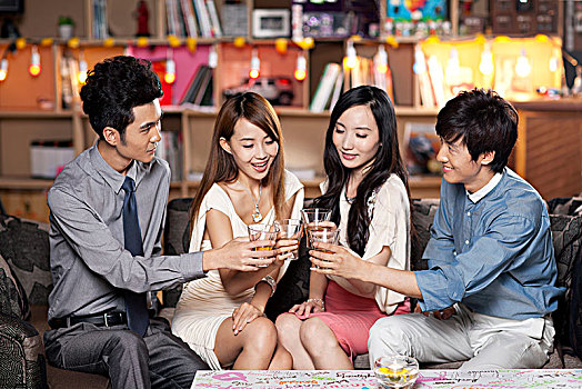 青年男女在酒吧聚會