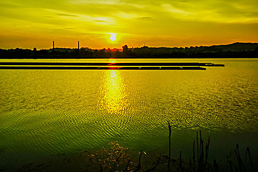 建筑群,高楼,河,灯,夜景,蓝天,白云,栏杆,铁锁链,游艇,船,城市夜景,桥,冷却塔,烟囱