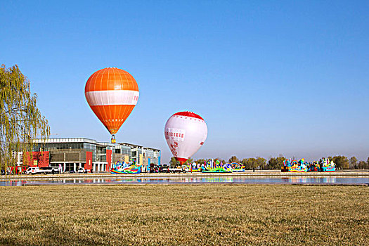 正在起飞中的热气球