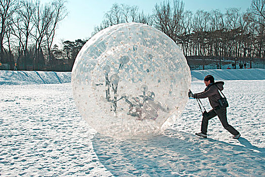 雪地波波球休闲运动