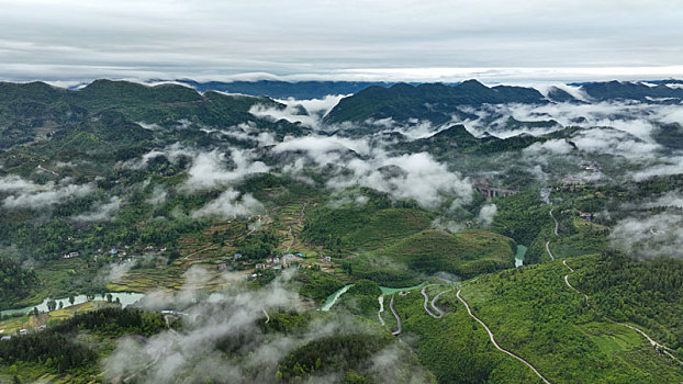 重庆酉阳雨后清晨乡村雾气弥漫如仙境